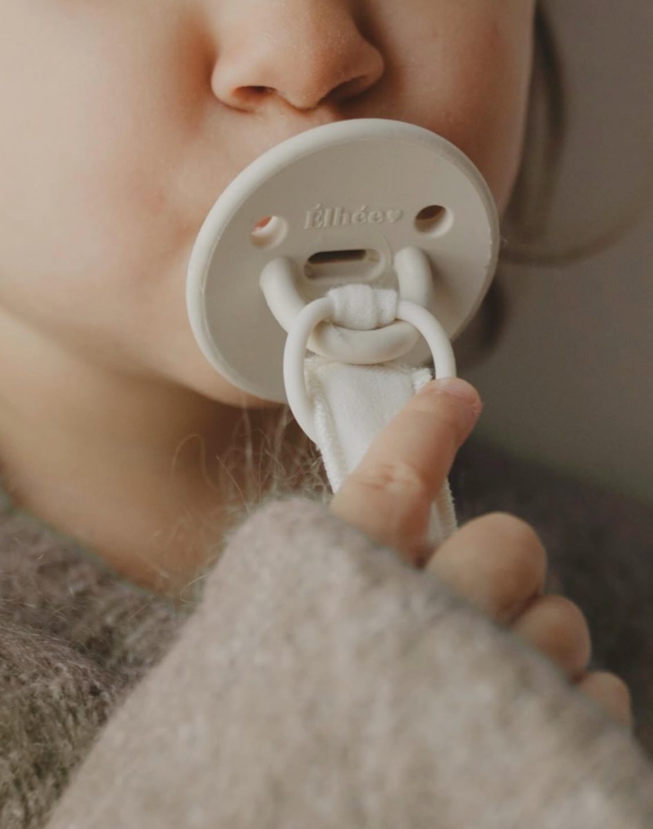 Держатель для пустышки / Pebble Pacifier Clip - Sand