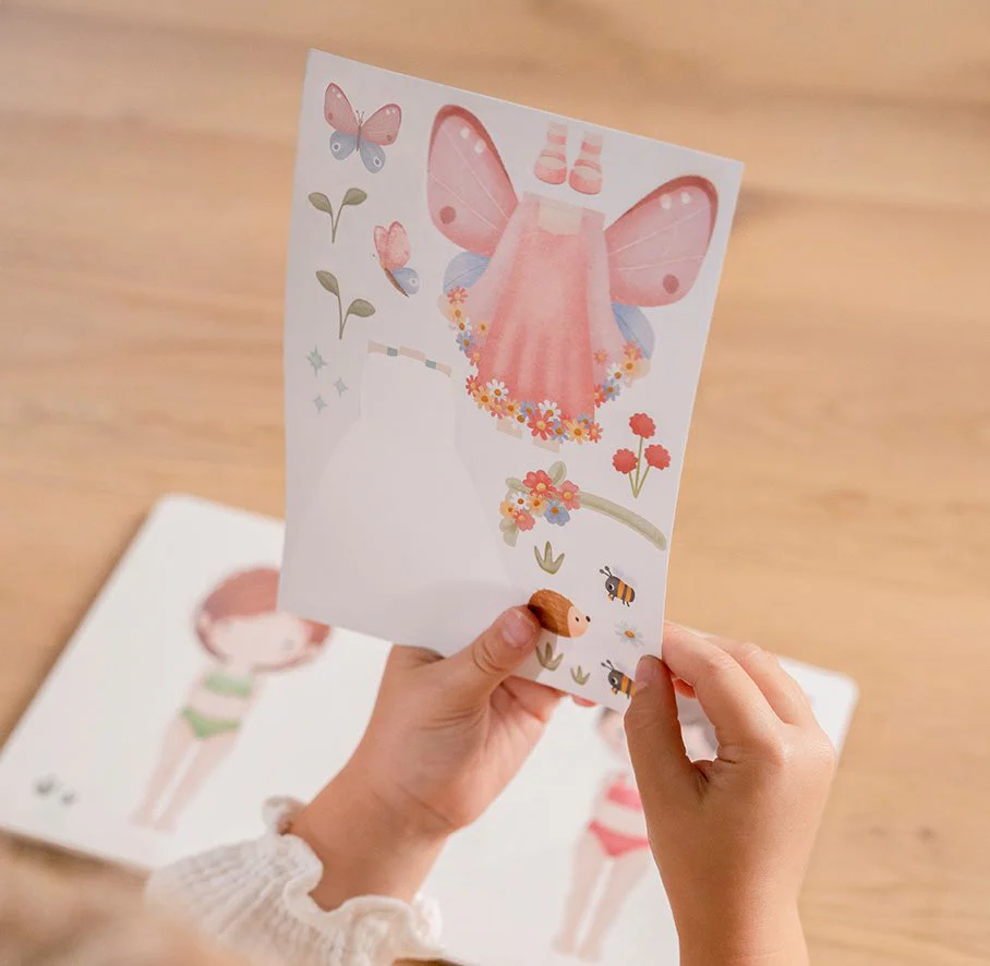 Стикербук Роза и друзья / Dress-up & Sticker Book
