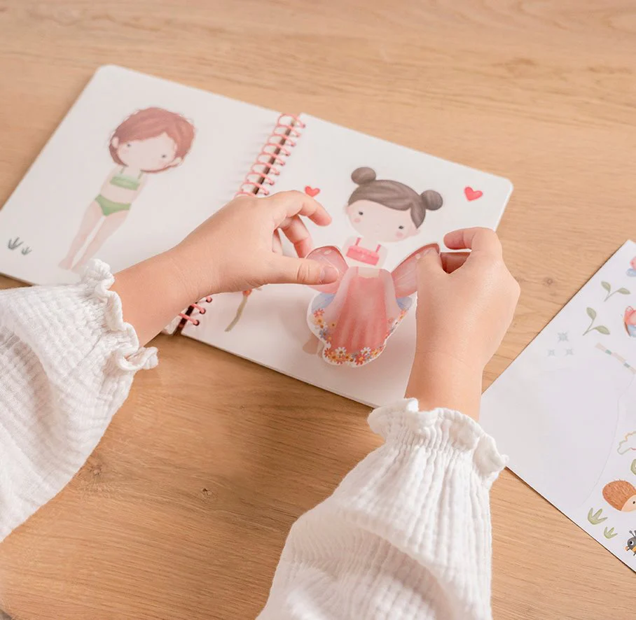 Стикербук Роза и друзья / Dress-up & Sticker Book