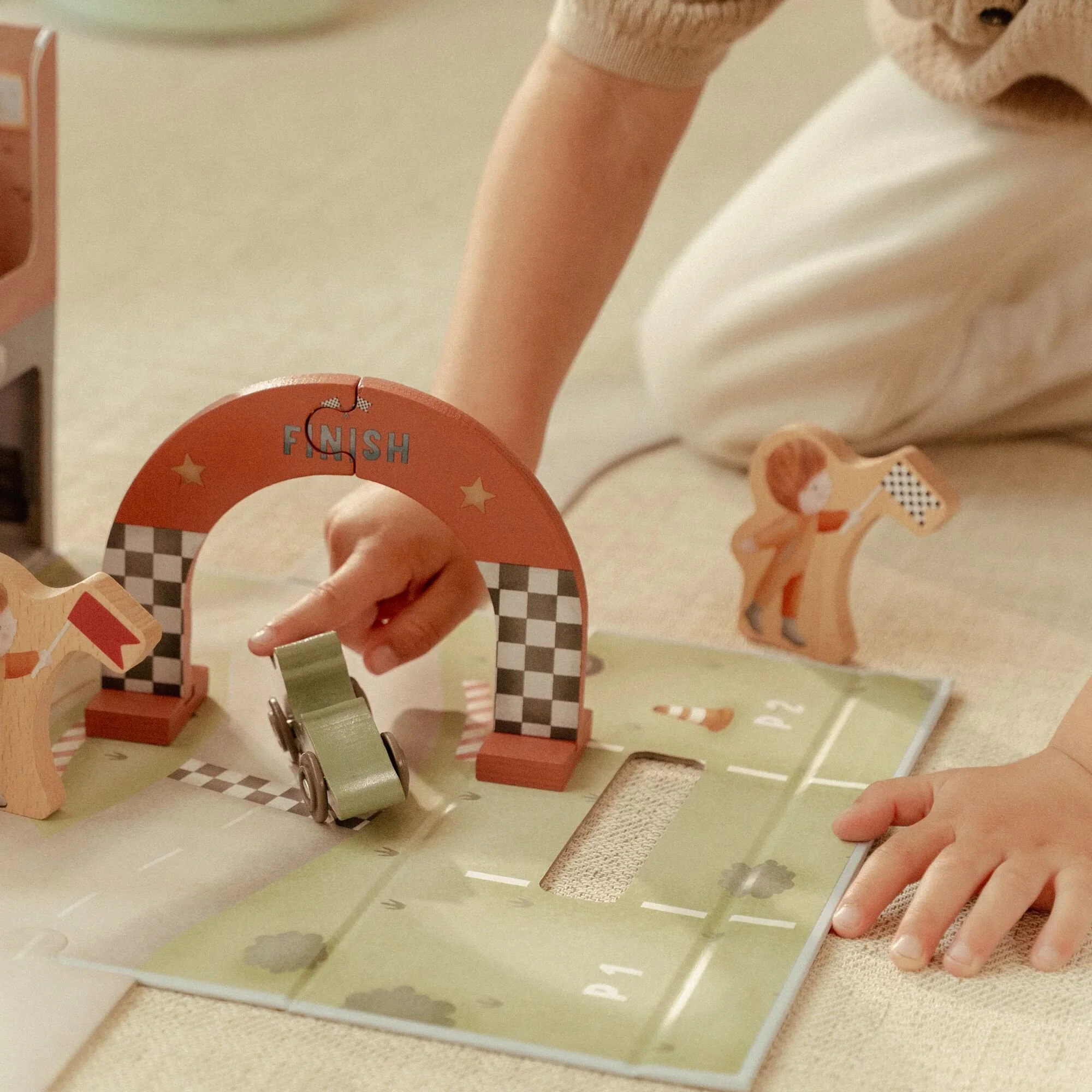 Гоночная трасса в чемоданчике / Wooden Racetrack in Play Case (Essentials)